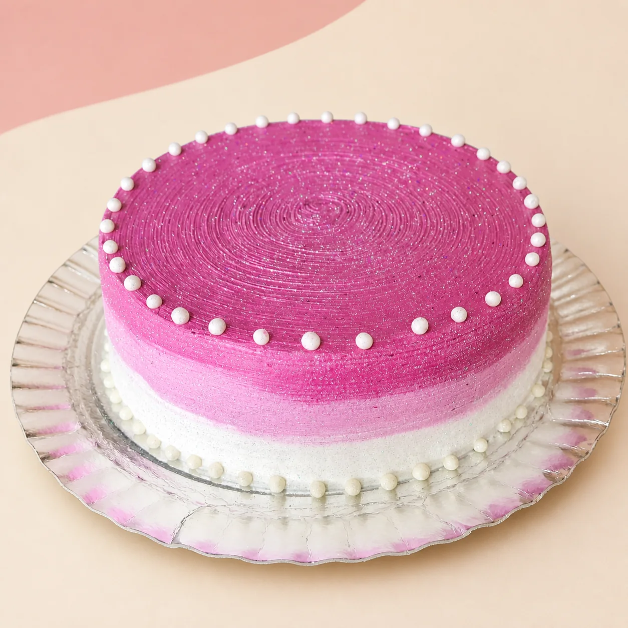 Bolo com degradê roxo, brilho e pérolas brancas