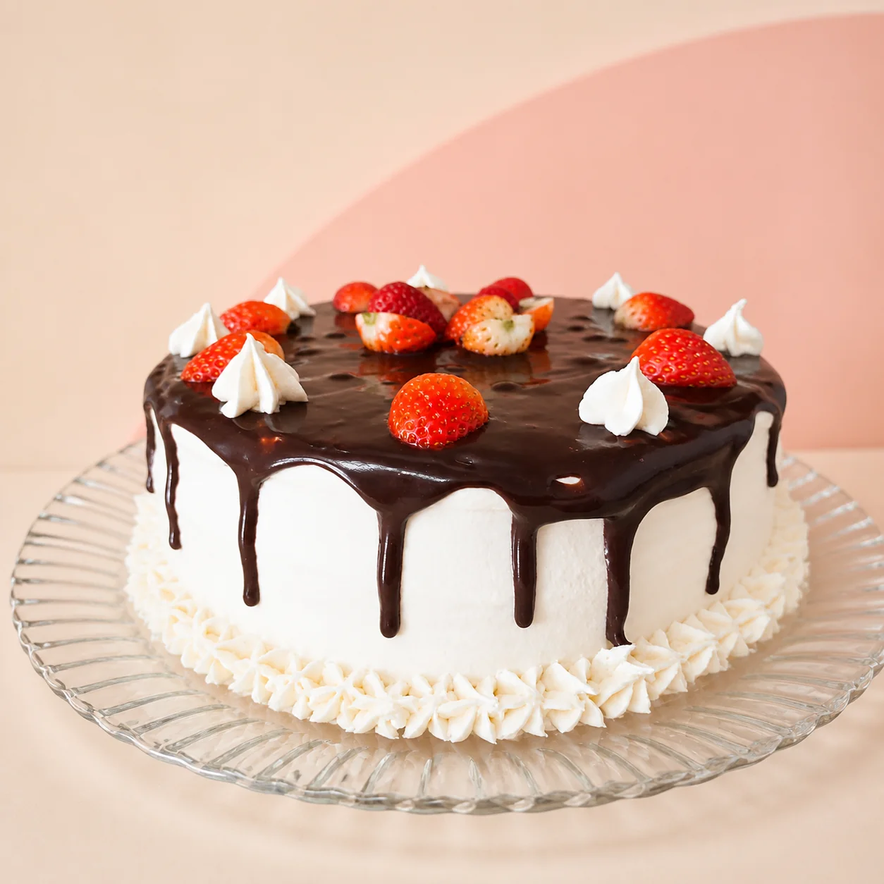 Bolo branco com ganache e morangos