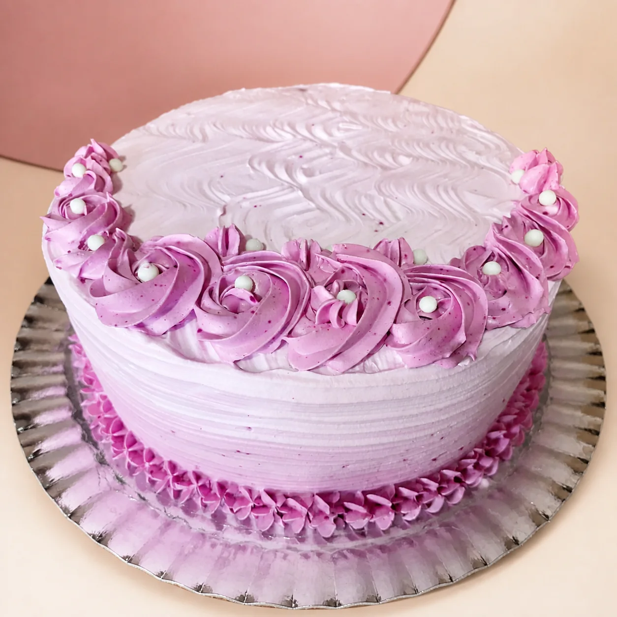 Bolo artesanal rosa decorado com rosetas