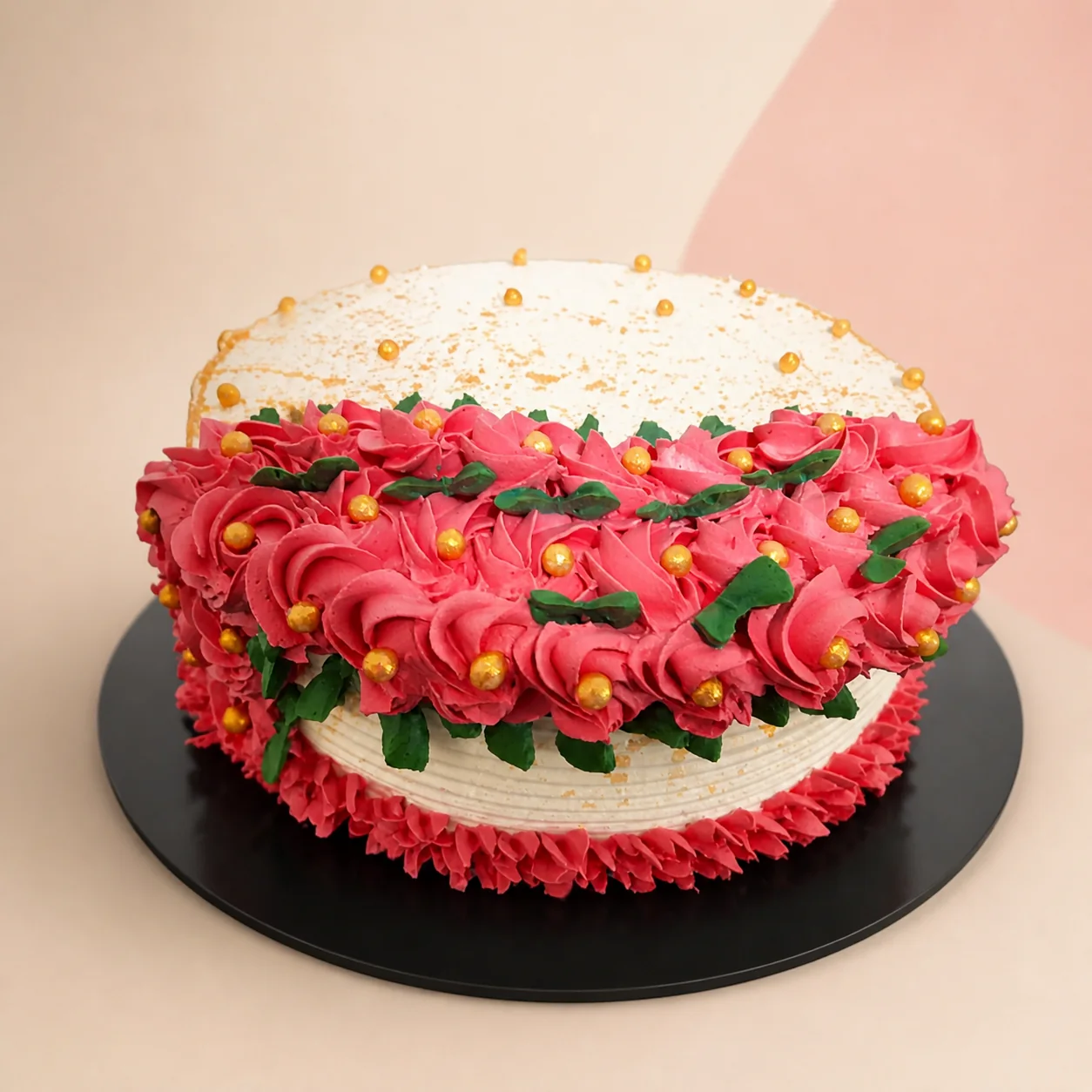 Bolo branco decorado com rosas vermelhas e detalhes dourados