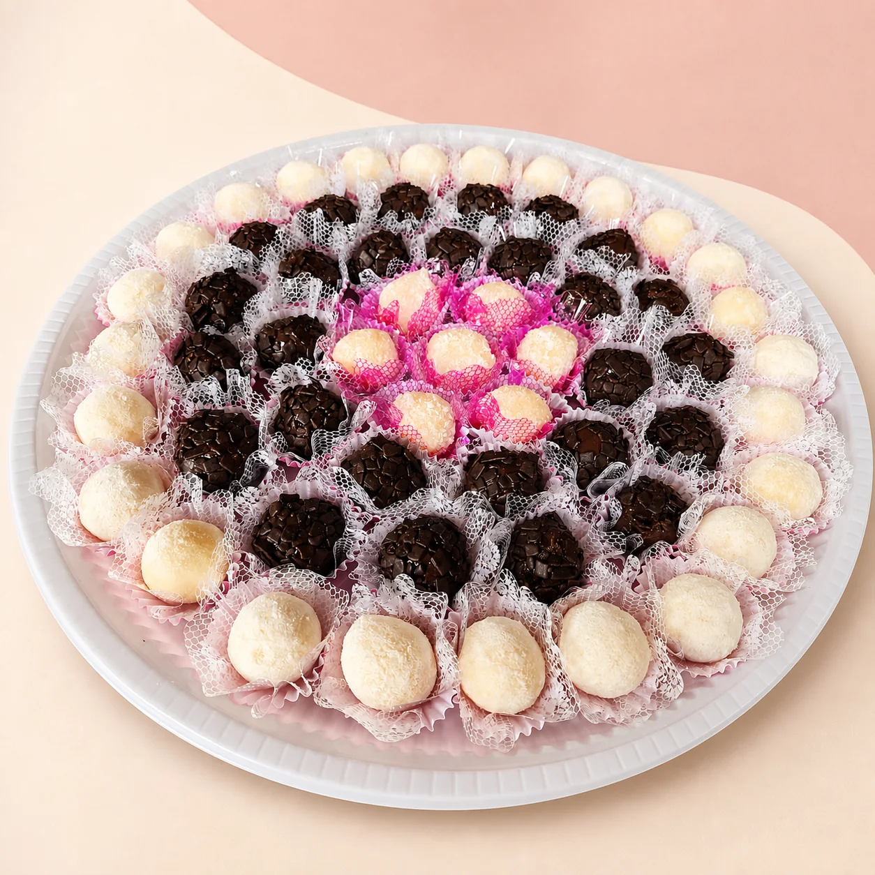 Bandeja de brigadeiros e docinhos de festa